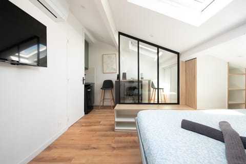 Bed, Living room