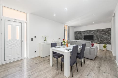 TV and multimedia, Living room, Seating area, Dining area