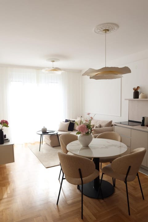 Kitchen or kitchenette, Living room, Seating area, Dining area