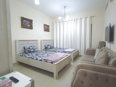 Bed, TV and multimedia, Photo of the whole room, Seating area, Bedroom