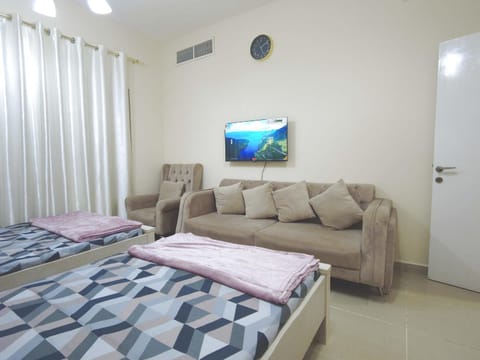 Bed, TV and multimedia, Photo of the whole room, Seating area, Bedroom