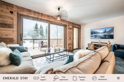 Natural landscape, TV and multimedia, Living room, Seating area, Evening entertainment