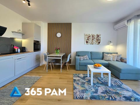 TV and multimedia, Kitchen or kitchenette, Living room, Seating area, Dining area