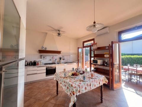 Kitchen or kitchenette, Dining area, stove