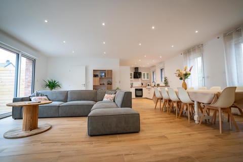 Kitchen or kitchenette, Living room, Seating area, Dining area
