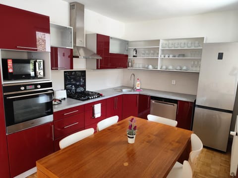 Kitchen or kitchenette, Dining area, dishwasher