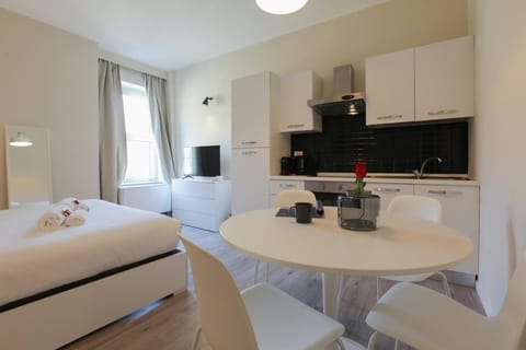 Bed, Kitchen or kitchenette, Photo of the whole room, Dining area, Bedroom