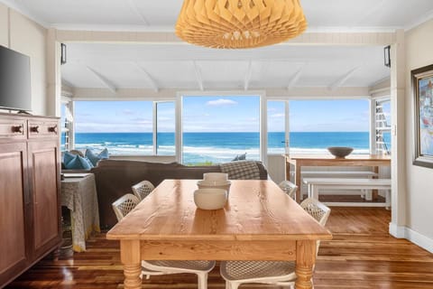 Natural landscape, TV and multimedia, Living room, Seating area, Dining area, Sea view