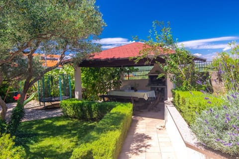 Property building, Spring, Day, Natural landscape, BBQ facilities, Garden, Garden view