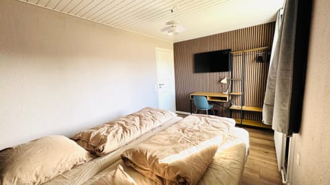 Bed, TV and multimedia, Photo of the whole room, Bedroom