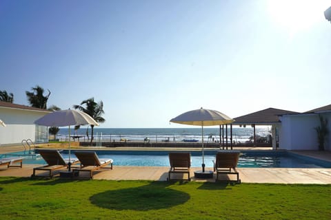 Day, Natural landscape, Pool view, Swimming pool, sunbed