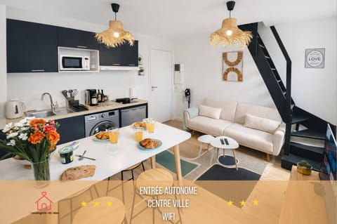 Coffee/tea facilities, Kitchen or kitchenette, Living room, Seating area, Dining area, stove