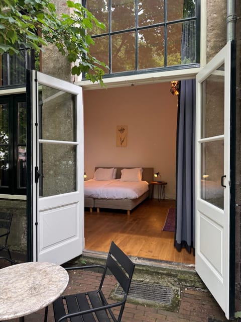 Patio, Bed