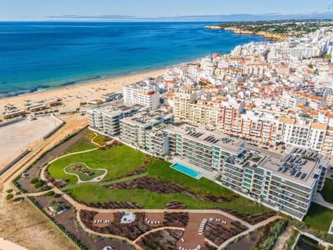 Property building, Natural landscape, Bird's eye view, Beach, City view, Pool view, Sea view, Location