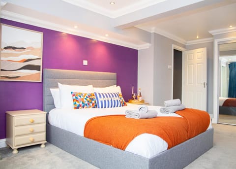 Bed, Bedroom, towels