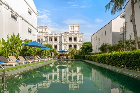 Property building, Nearby landmark, Day, Natural landscape, Garden, Garden view, Pool view, Swimming pool, sunbed