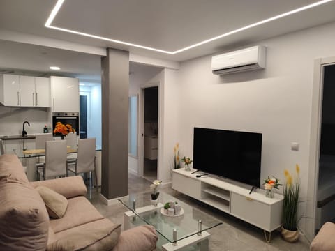 Communal lounge/ TV room, TV and multimedia, Living room, Seating area, Dining area, air conditioner