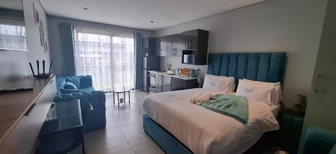 Bed, Kitchen or kitchenette, Seating area