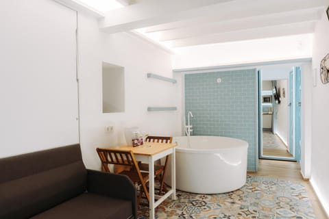 Photo of the whole room, Bath