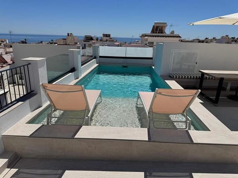 Balcony/Terrace, Pool view, Sea view, Swimming pool, sunbed
