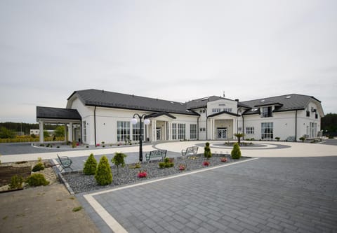Property building, Facade/entrance, Day, Garden, Logo/Certificate/Sign