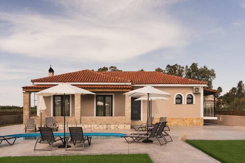Patio, Day, Pool view, Swimming pool, sunbed