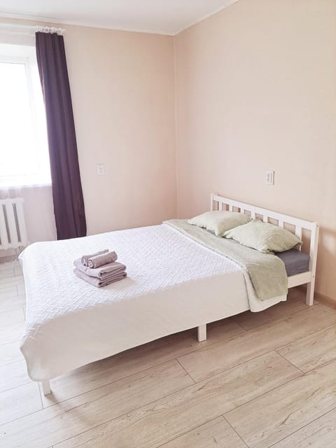 Bed, Bedroom, towels