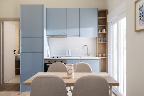 Kitchen or kitchenette, Dining area, stove