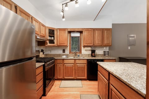 Majestic Escapes Hot Tub Firepit Deck Large Yard House in Sleeping Bear Dunes