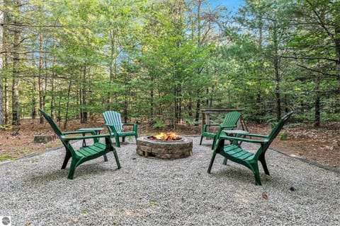 Majestic Escapes Hot Tub Firepit Deck Large Yard House in Sleeping Bear Dunes