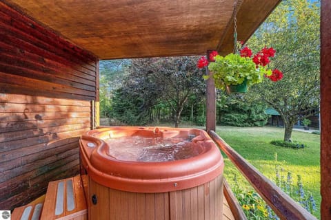 Majestic Escapes Hot Tub Firepit Deck Large Yard House in Sleeping Bear Dunes
