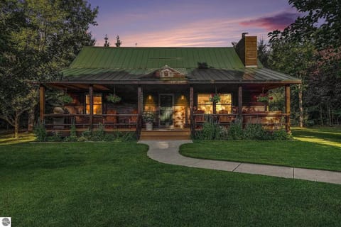 Majestic Escapes Hot Tub Firepit Deck Large Yard House in Sleeping Bear Dunes