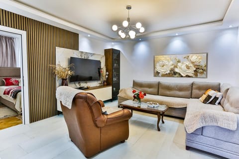 Communal lounge/ TV room, TV and multimedia, Living room, Seating area, Evening entertainment