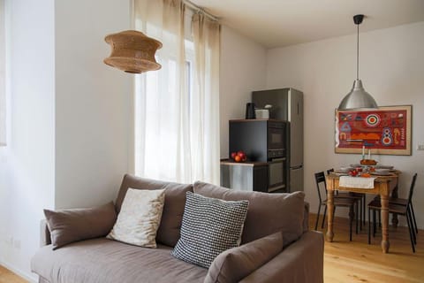Kitchen or kitchenette, Living room, Seating area, Dining area, oven