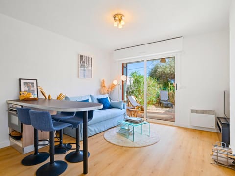 Patio, Garden, Living room, Seating area, Dining area, Garden view