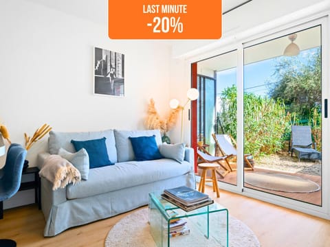 Patio, Balcony/Terrace, Living room, Seating area, Garden view