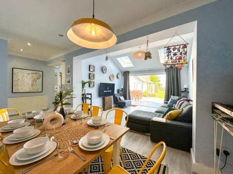 TV and multimedia, Kitchen or kitchenette, Living room, Photo of the whole room, Seating area, Dining area