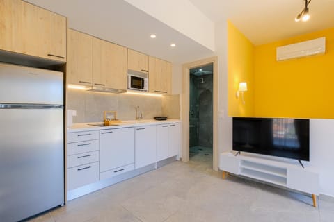 TV and multimedia, Kitchen or kitchenette, Photo of the whole room, microwave