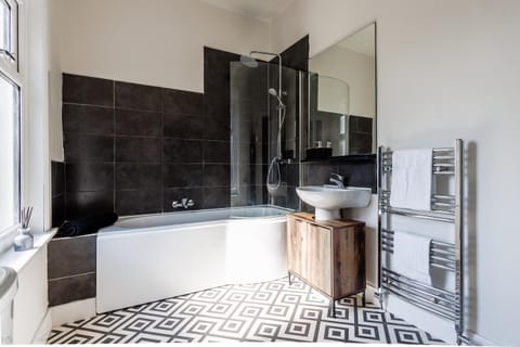 Home at Beaconsfield Work & Family Ready House in England