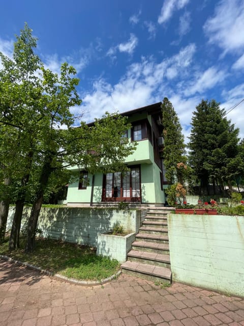 Property building, Garden, Parking