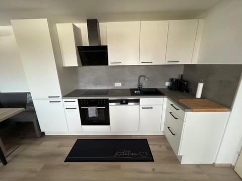 Coffee/tea facilities, Kitchen or kitchenette, dishwasher, oven, stove, toaster