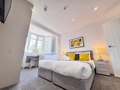 Bed, TV and multimedia, Photo of the whole room, Bedroom