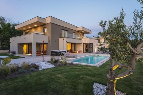 Property building, Patio, Day, Garden, Garden view, Pool view, Swimming pool, sunbed