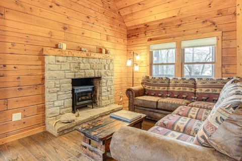 8 Mi to IU Cabin with Reading Nook, Fire Pit and Yard Cabin in Indiana