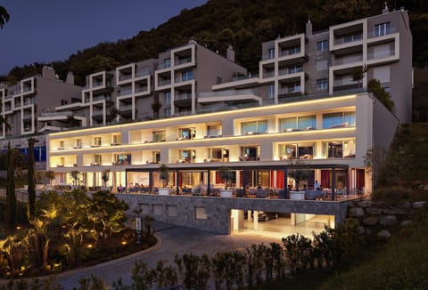 Property building, Facade/entrance, Property logo or sign, Bird's eye view, Balcony/Terrace, Lake view