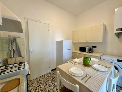 Kitchen or kitchenette, Dining area, oven