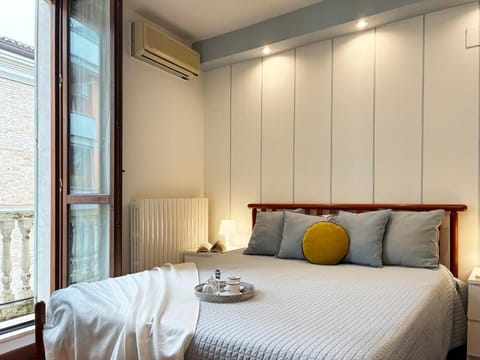 Bed, Bedroom, air conditioner