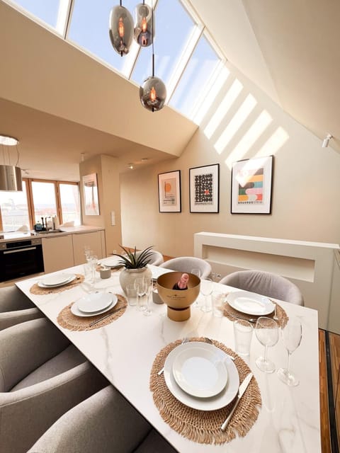 Living room, Food and drinks, Seating area, Dining area, Food