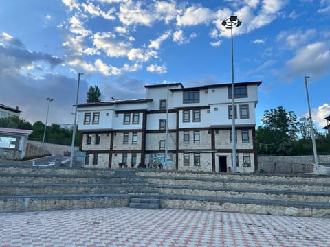 Property building, Day, Balcony/Terrace, Landmark view