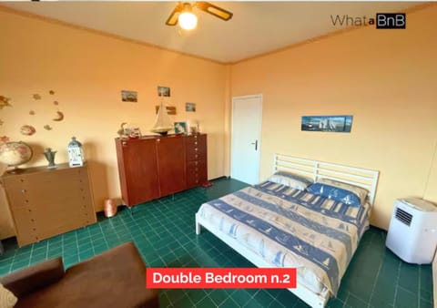 Bed, Bedroom, Text overlay, towels